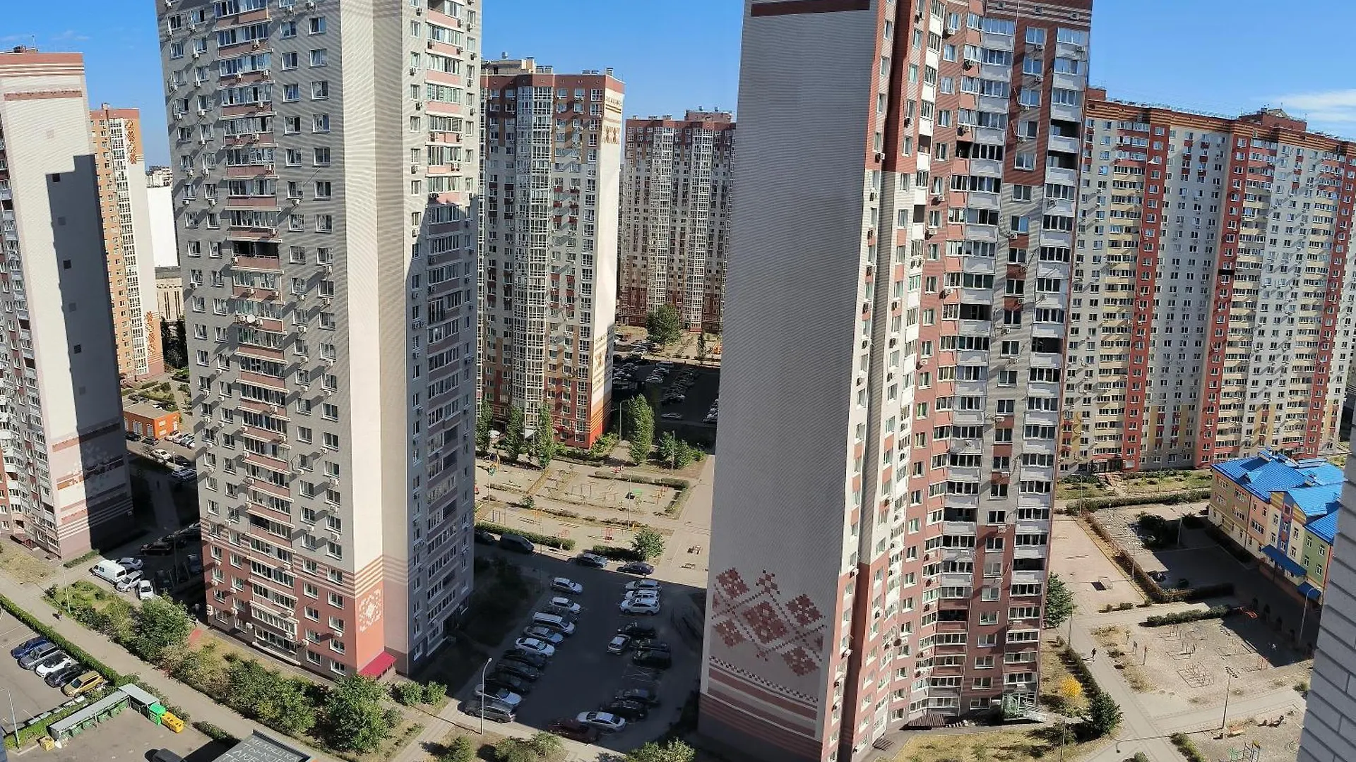 Apartment Near Metro Pozniaky Киев